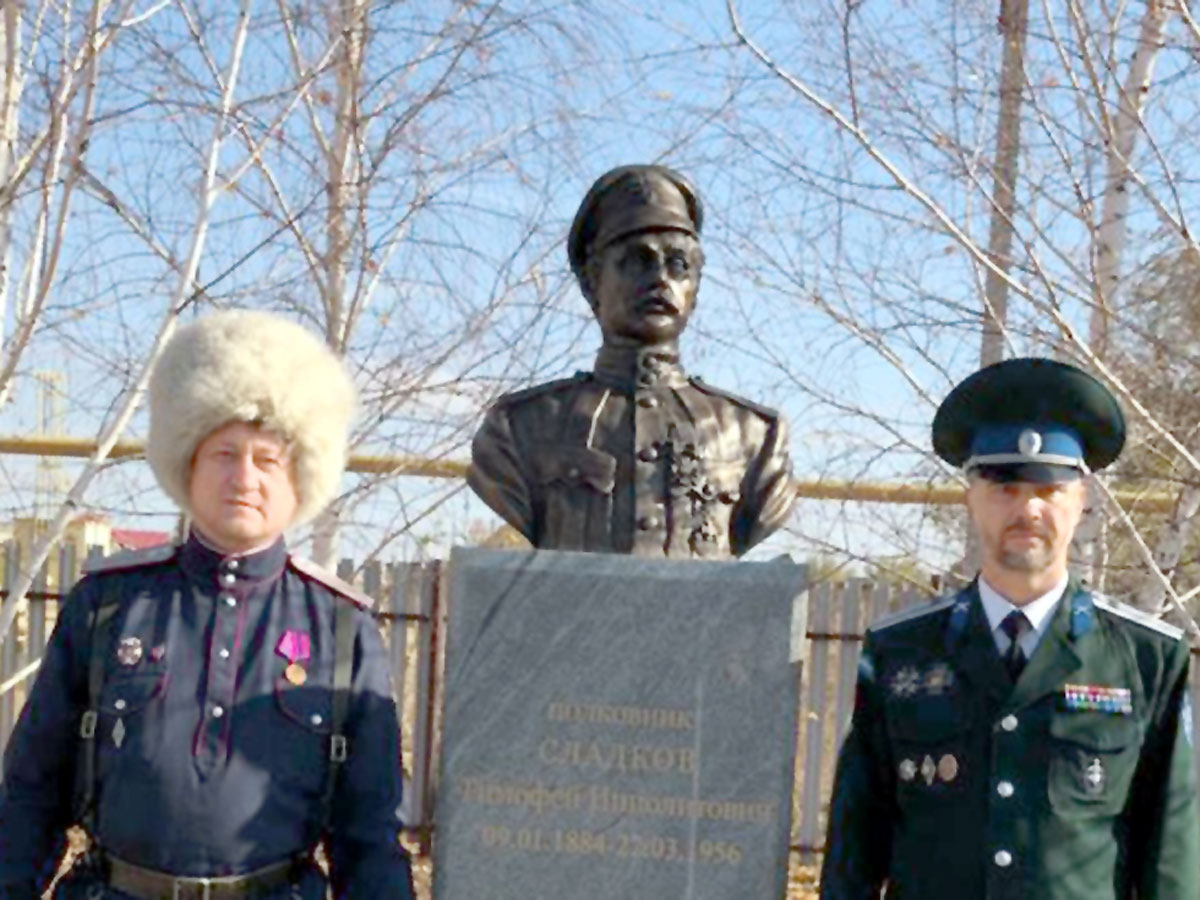 Памятник белогвардейцу поставили на улице имени красного комдива