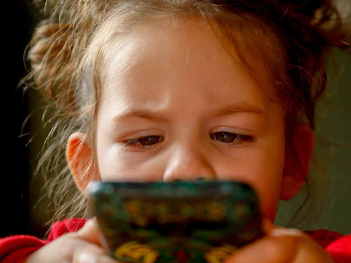 Двухлетняя девочка сфотографировала маму голой и разослала снимок ее знакомым