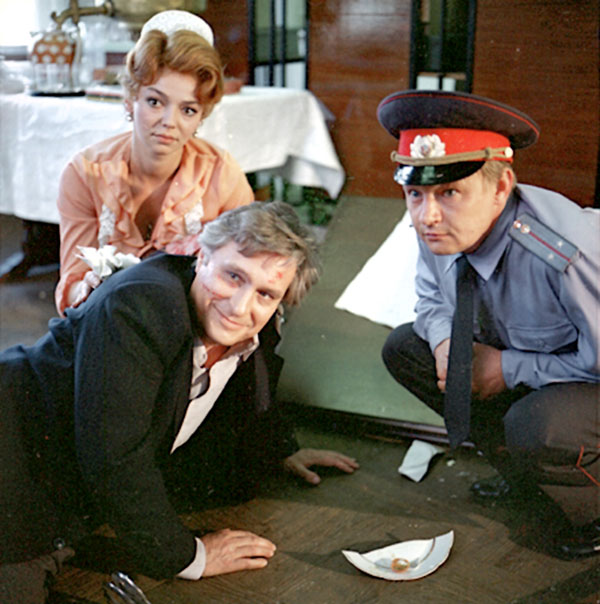 Михаил Кононов (справа), игравший милиционера Николашу, был ошарашен импровизацией коллег