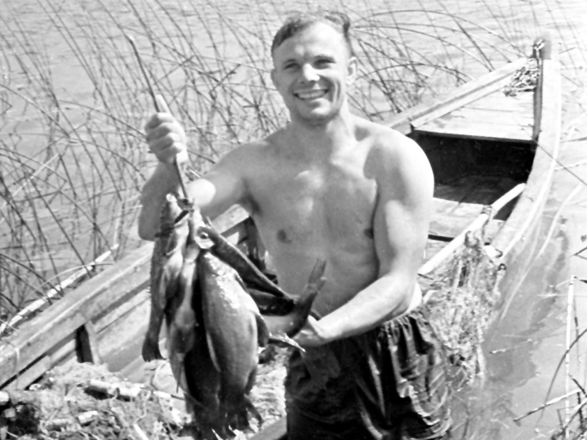 Фотофакт: Юрий Гагарин - никакой не космонавт, а обычный рыбак