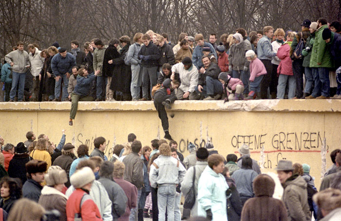 Люди, крушившие Берлинскую стену со стороны ГДР, еще не знали, в какую нищету их вгонят