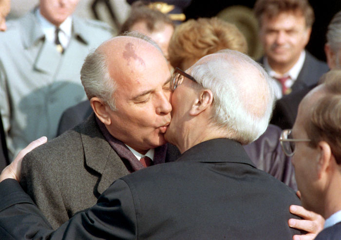 Тот самый «поцелуй Иуды» c Эрихом Хонеккером в 1990-м