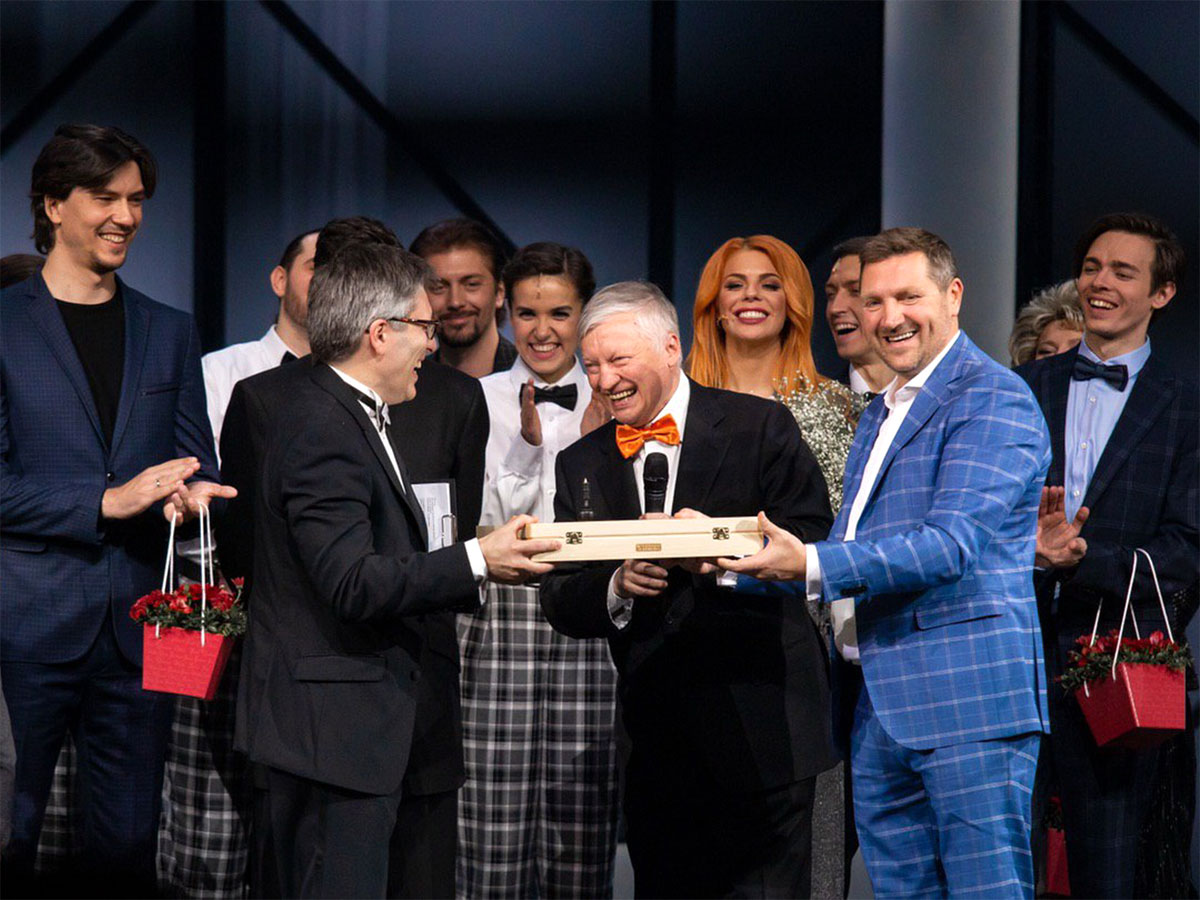 Анатолий Карпов дарит шахматы для Тима Райса