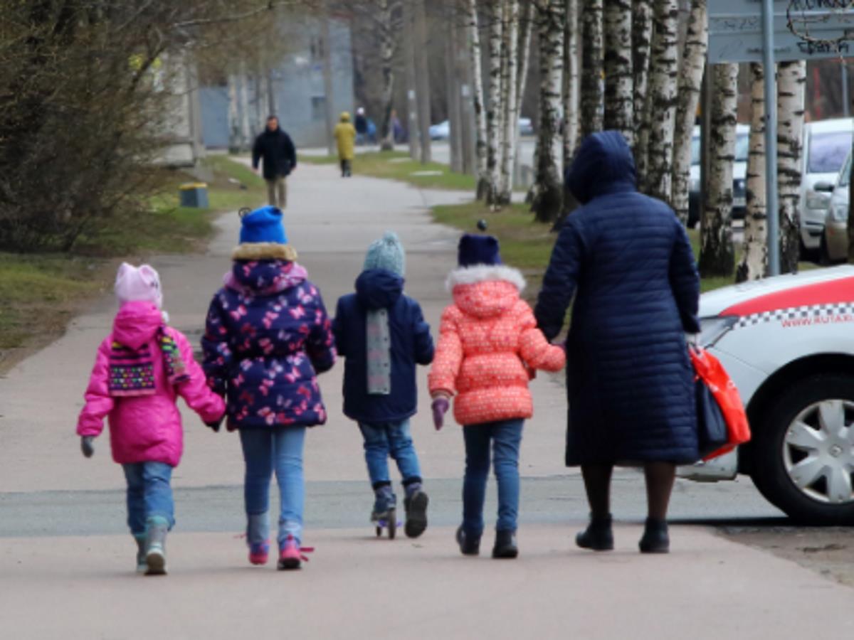 Многодетная мать оставила детей