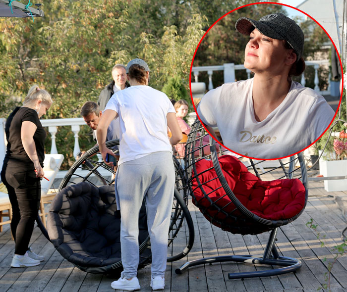 Сломав подвесное кресло, Уколова делала вид, что ничего не произошло