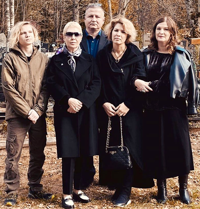 Всех своих пятерых детей (на фото они на кладбище после похорон отца) Олег Евгеньевич называл не вундеркиндами, а наследниками вундеркинда (Полина - вторая справа)