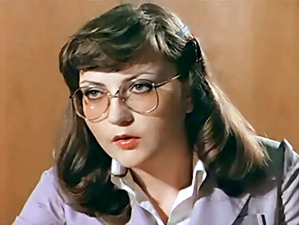 В юности Лилия Макеева долго не могла поступить учиться на актрису. Педагоги просили поднять юбку, чтобы посмотреть на ее ноги, а это ее очень обижало