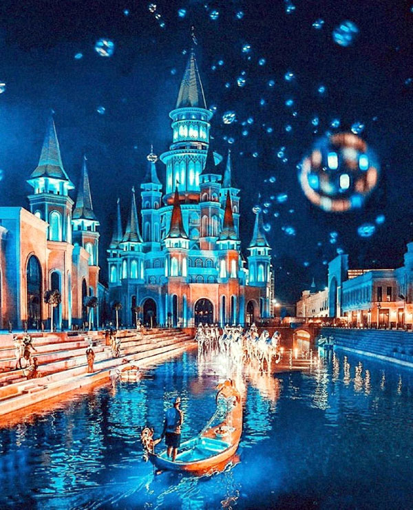 Парк The Land of Legends ночью напоминает «Диснейленд» и Венецию одновременно. Очень красиво!