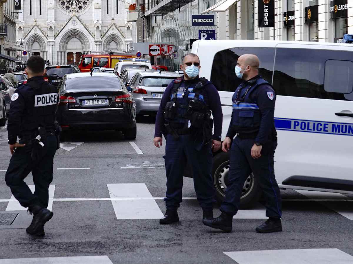 В Париже полиция задержала мужчину с ножом