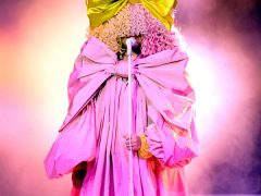 В клипах Sia поет, но не снимается и на церемонии постаралась максимально скрыться от досужих глаз. Фото: © Reuters