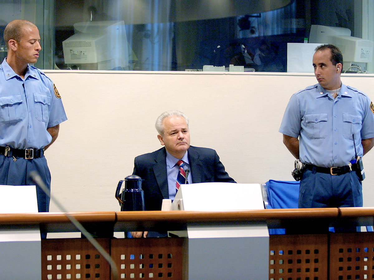Президент Югославии во время судилища в Гааге отказался от адвоката и защищал себя сам