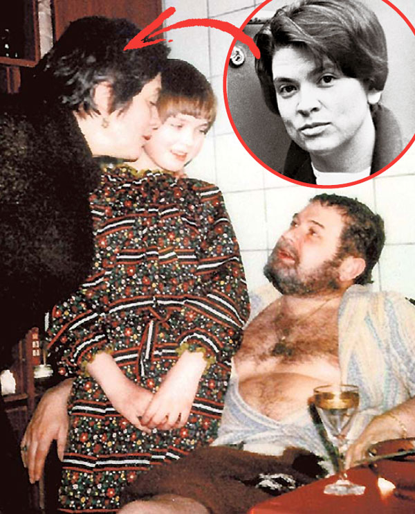 Жена и дочка Оля сквозь пальцы смотрели на пристрастие главы семьи к алкоголю (фото - конец 70-х)