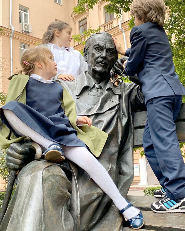 Дети Анны и Надежды Михалковых на памятнике знаменитому прадедушке, установленному в Москве, в сквере на Поварской улице
