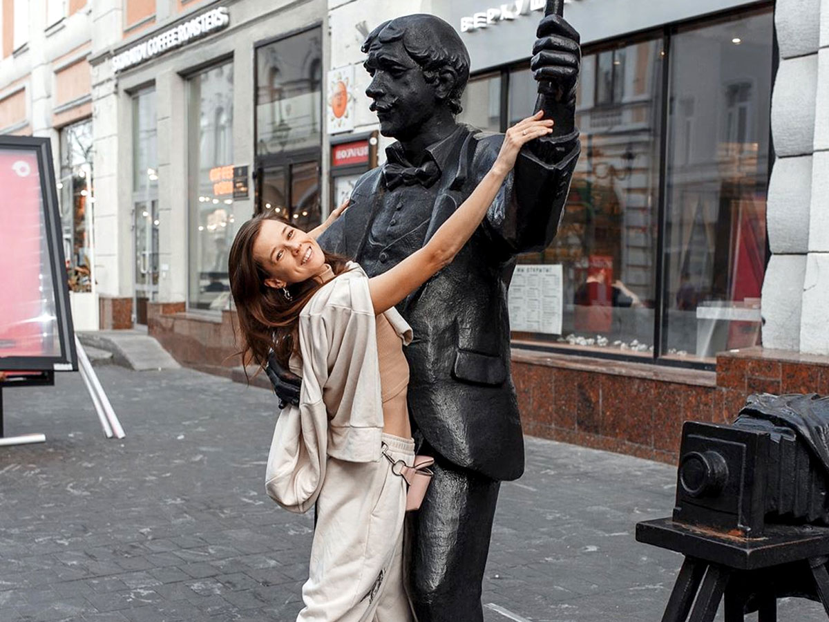 Катя со скульптурой уличного фотографа на ул. Большая Покровская