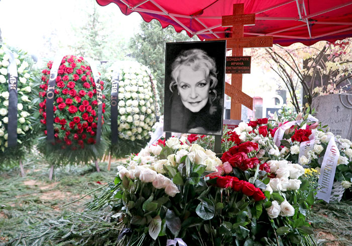 Ирину Константиновну похоронили на Новодевичьем кладбище рядом с мужем и дочкой Аленой, скончавшейся в 2009-м от рака груди