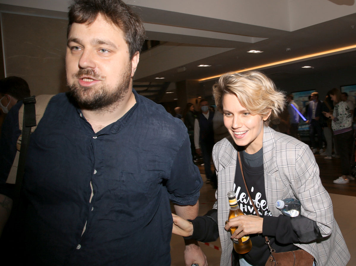 Рядом с огромным Васей Даша чувствует себя малышкой