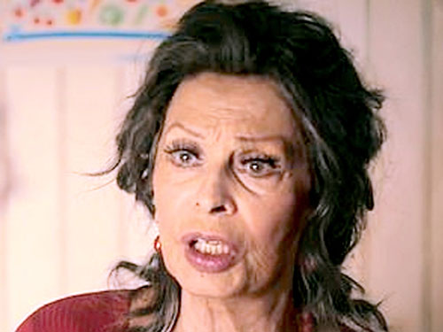 И в 86 лет Софи Лорен сохранила бурный темперамент (кадр из драмы «Вся жизнь впереди»)