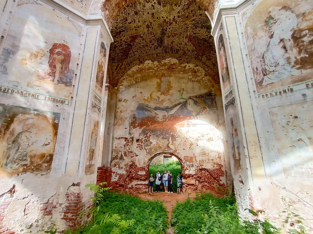 Внутри церкви в Ильгощи гениальные фрески