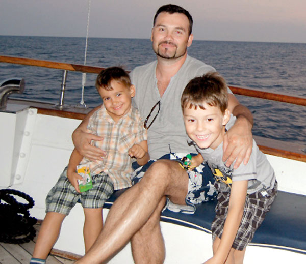 Сын Марины Викторовны Сергей, хотя и похож на отца, носит фамилию мамы (на фото он со своими наследниками)