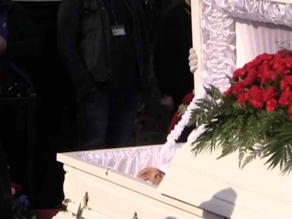 Максима Марцинкевича похоронили в белоснежном гробу 