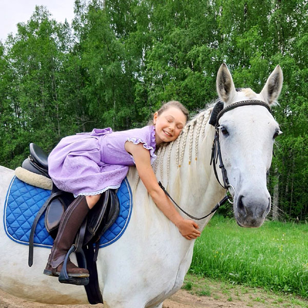 10-летняя Полина на ты с лошадьми