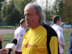 На футбольном матче под «Шоколадного зайца» собрали миллион рублей для больных детей