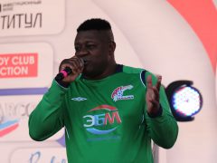 На футбольном матче под «Шоколадного зайца» собрали миллион рублей для больных детей