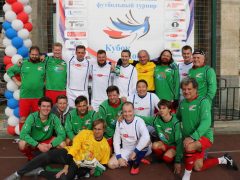 На футбольном матче под «Шоколадного зайца» собрали миллион рублей для больных детей