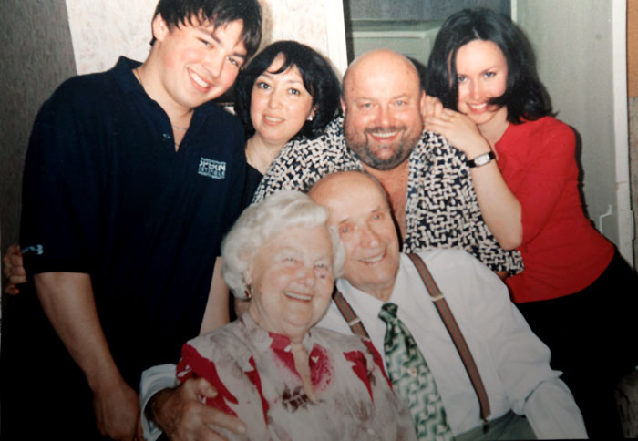 Вячеслав Игоревич с родителями, женой Ольгой (вторая слева), дочерью Настей и сыном Игорем