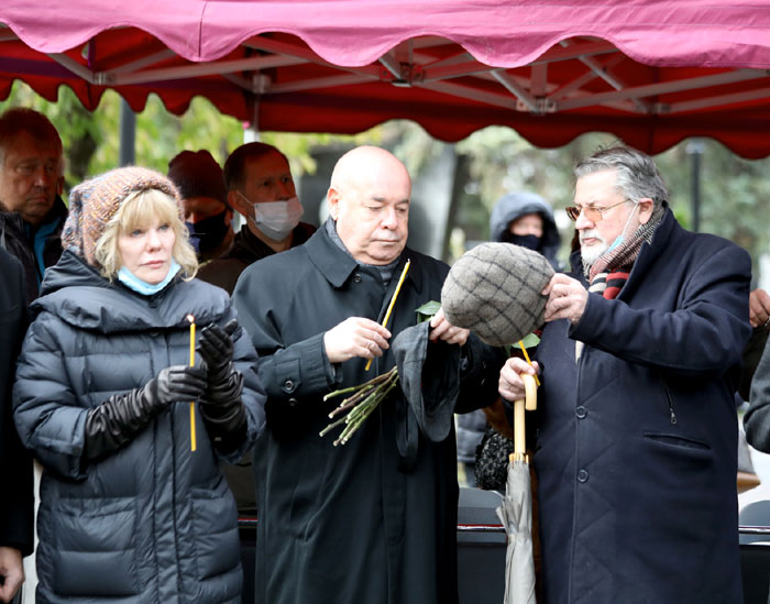 Захарова, Швыдкой и Ширвиндт зажгли поминальные свечи