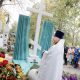 Небольшое богослужение у нового памятника провел священник Дмитрий Рощин, сын народной артистки Екатерины Васильевой