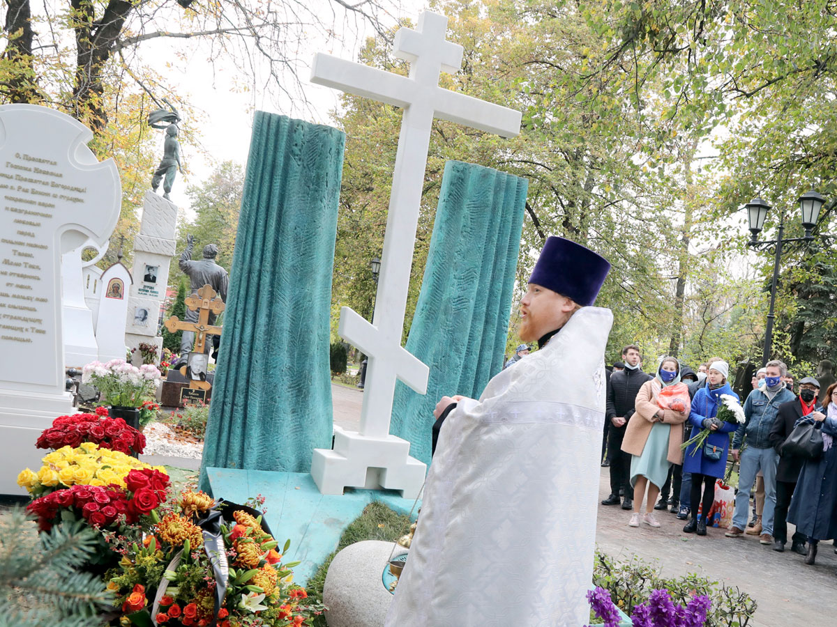 Небольшое богослужение у нового памятника провел священник Дмитрий Рощин, сын народной артистки Екатерины Васильевой