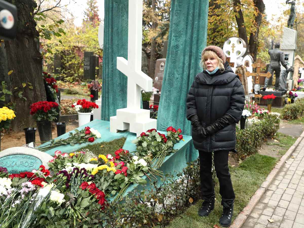 Памятник Марку Захарову открыли на Новодевичьем кладбище