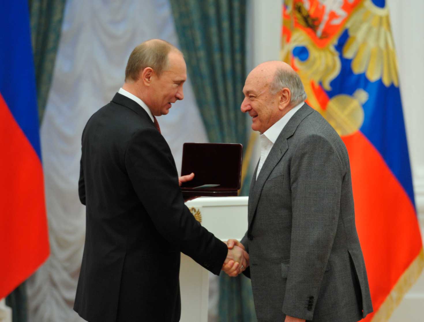 Владимир Путин присвоил звание «Народного артиста РФ» Михаилу Жванецкому в 2012 году 