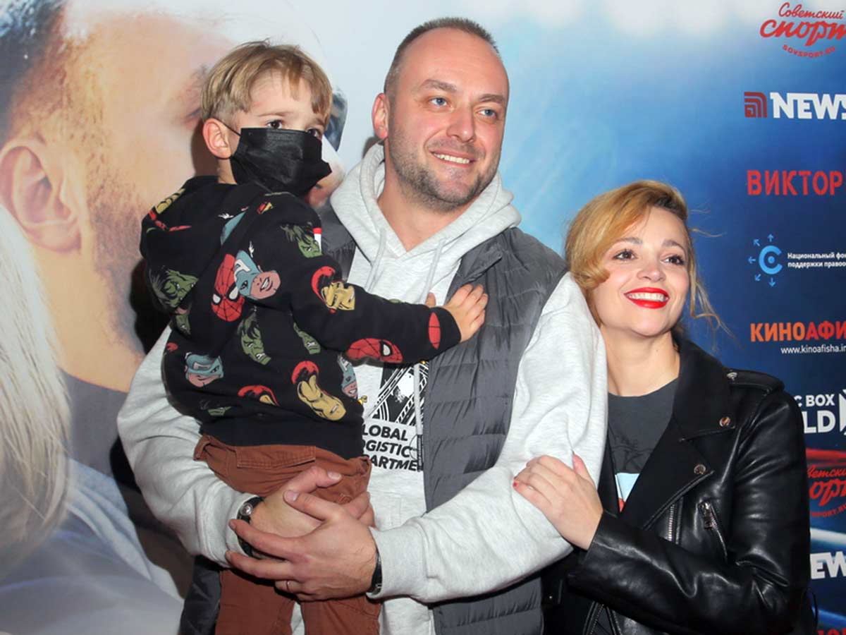Максим Щеголев и Теона Дольникова показали сына Луку на премьере фильма «Виктория»
