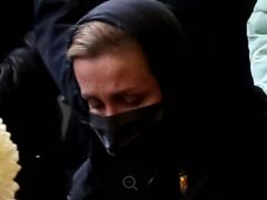 Жена Колтового скрывала лицо за черной маской во время похорон. Фото Бориса Кудрявова