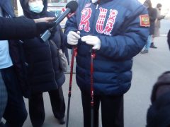 На похоронах Джигарханяна внезапно упал венок