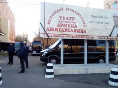 На похоронах Джигарханяна внезапно упал венок