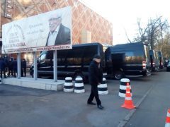 На похоронах Джигарханяна внезапно упал венок