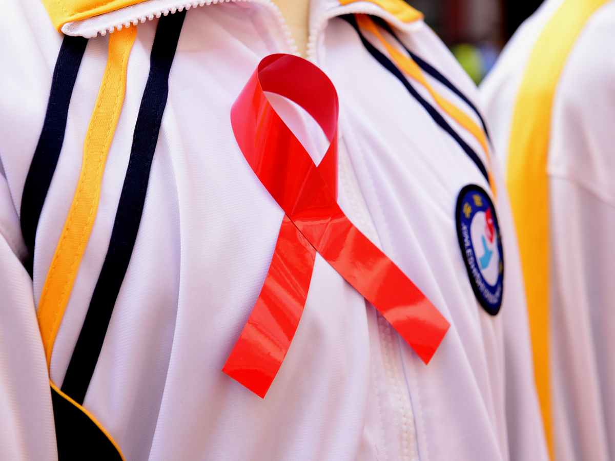 Красная лента - символ Дня борьбы со СПИДом