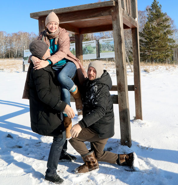 Иллюзионист Карза и актер Яременко с удовольствием помогли Ольге спуститься на землю