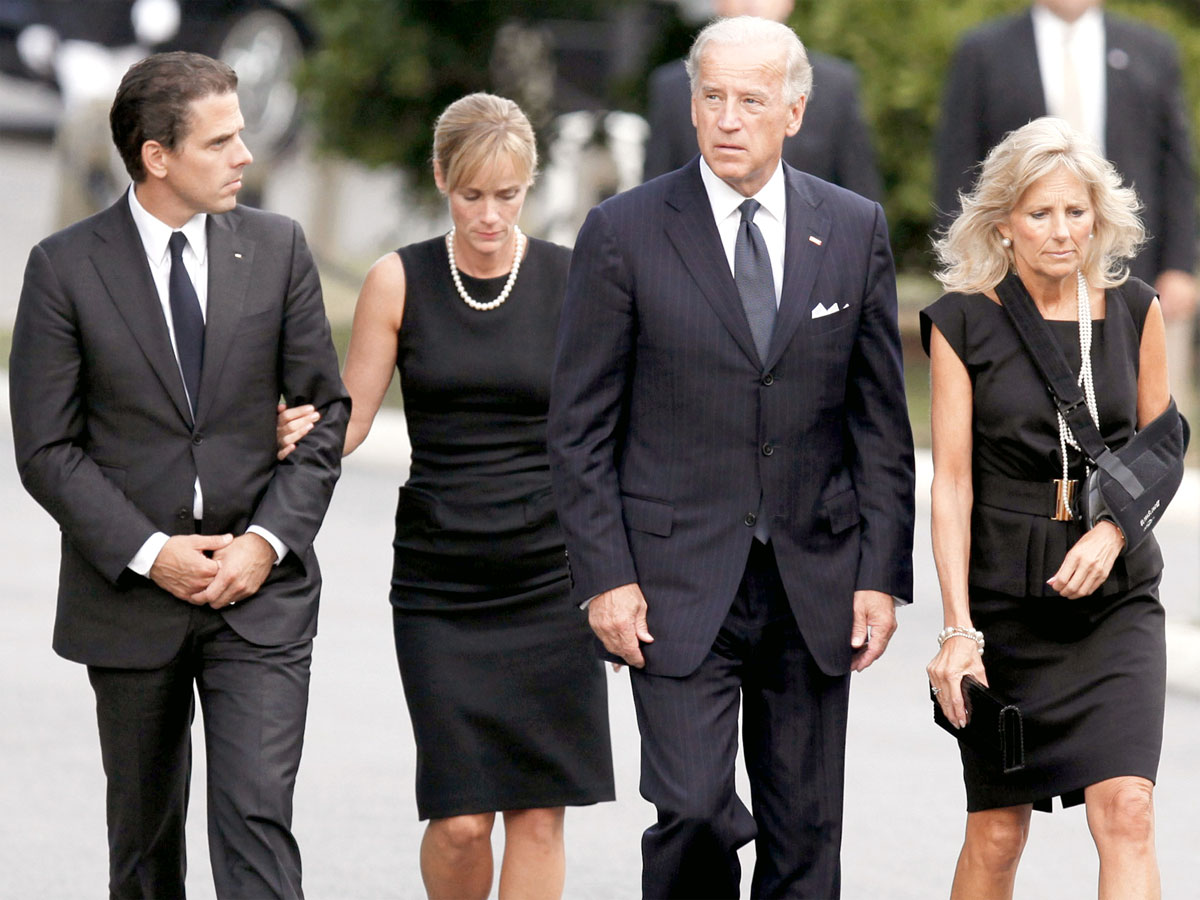 Джо Байден с женой Джилл, сыном Хантером и невесткой Кэтлин на похоронах Теда Кеннеди, сенатора-демократа из влиятельного политического клана США