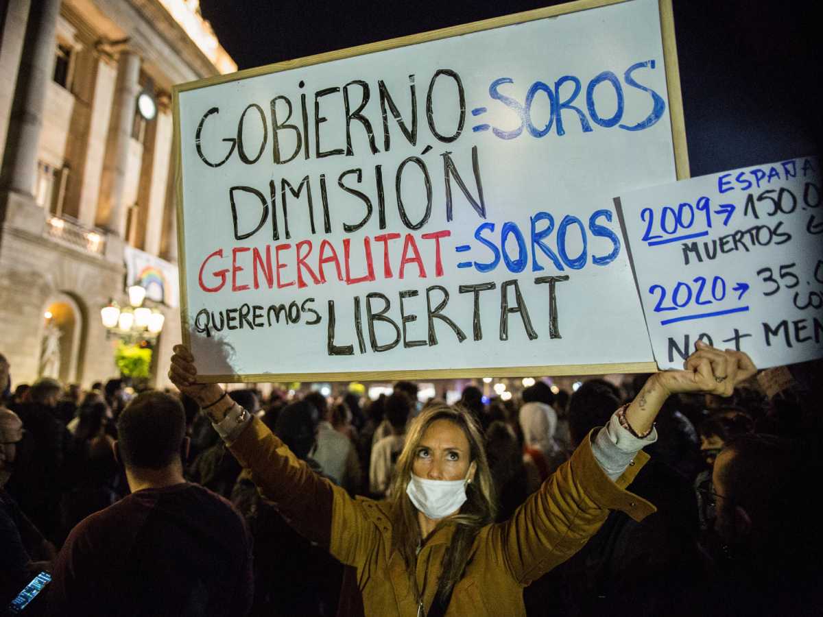Испанцы протестуют против комендантского часа, введенного из-за коронавируса
