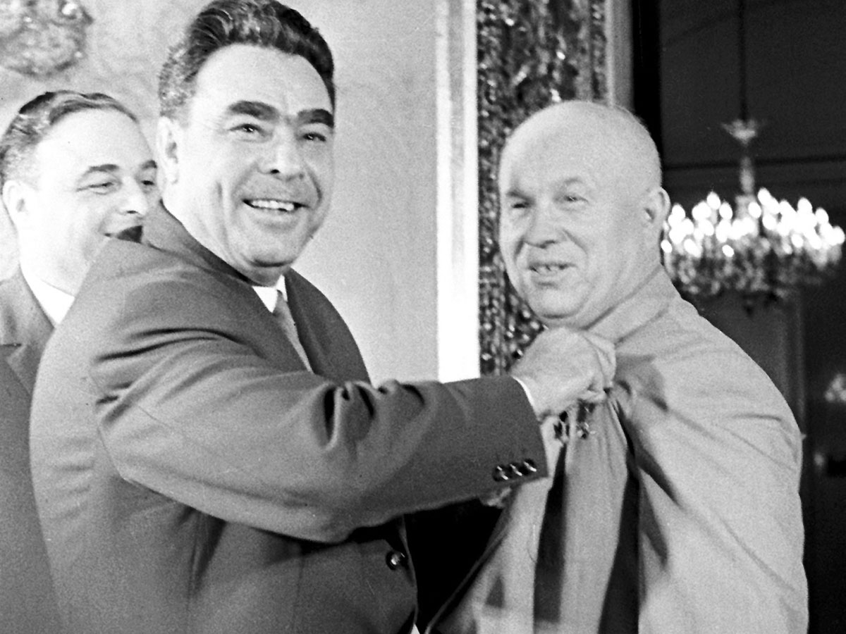 Два украинца: будущий генсек Брежнев награждает 1-го секретаря ЦК КПСС Никиту Хрущева