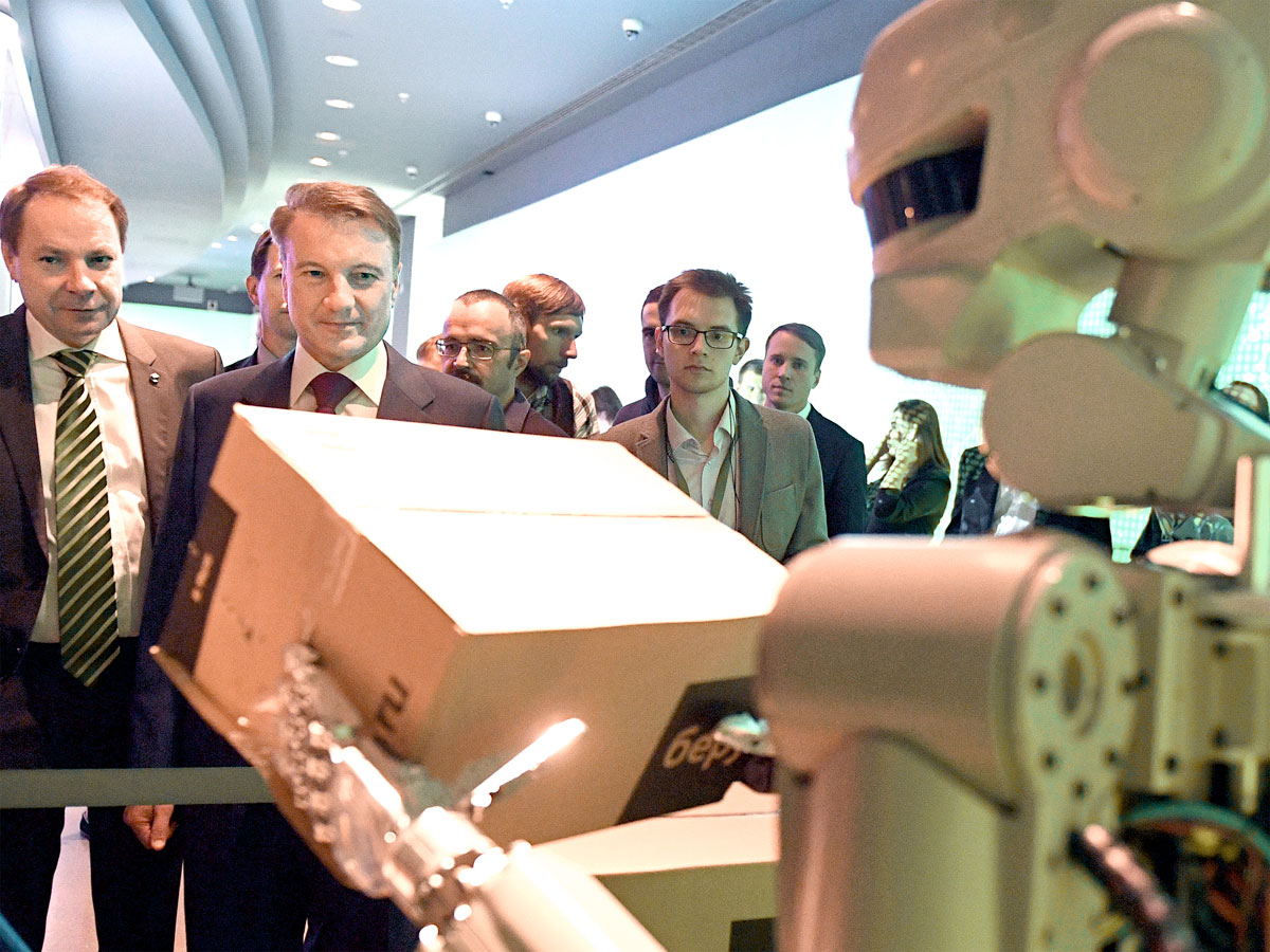 Герман Греф - большой поклонник современных технологий, даже если они приносят миллиардные убытки. На фото - с роботом Федором.