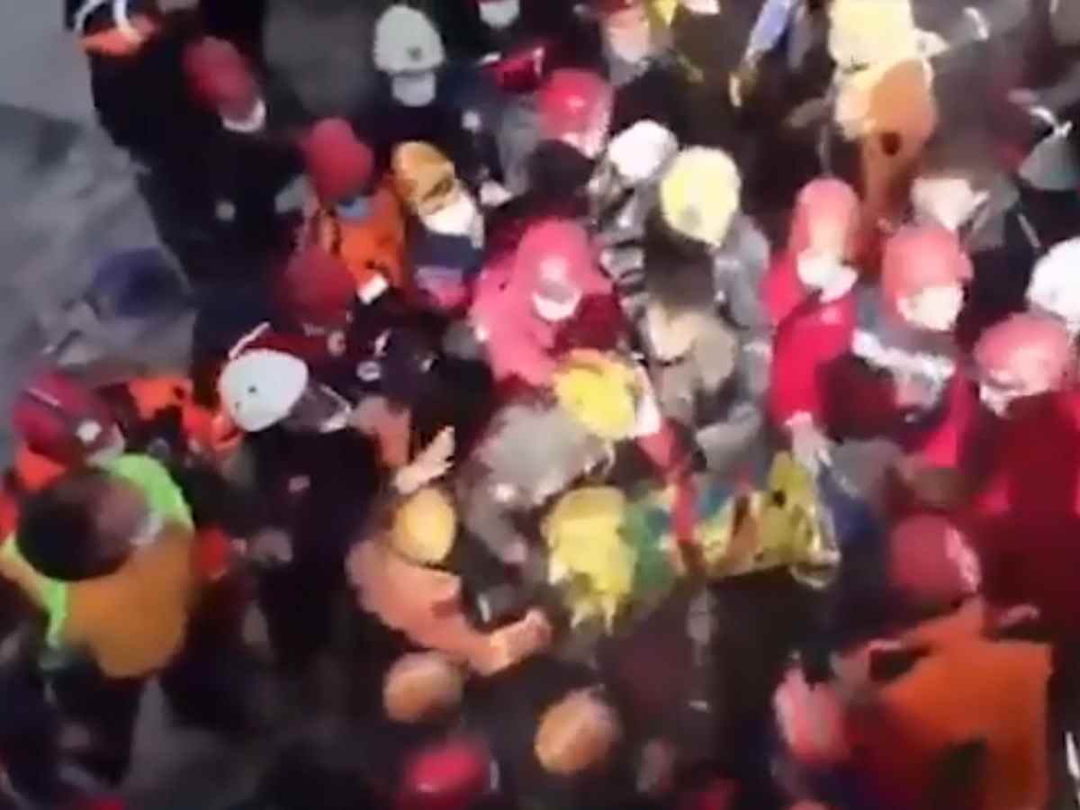 Измир Девочку спасли из-под завалов в Измире