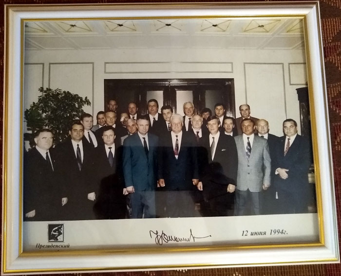 Прием по случаю Дня России 12 июня 1994 года - первая встреча с Борисом Березовским, едва оправившимся после покушения (второй слева в третьем ряду)