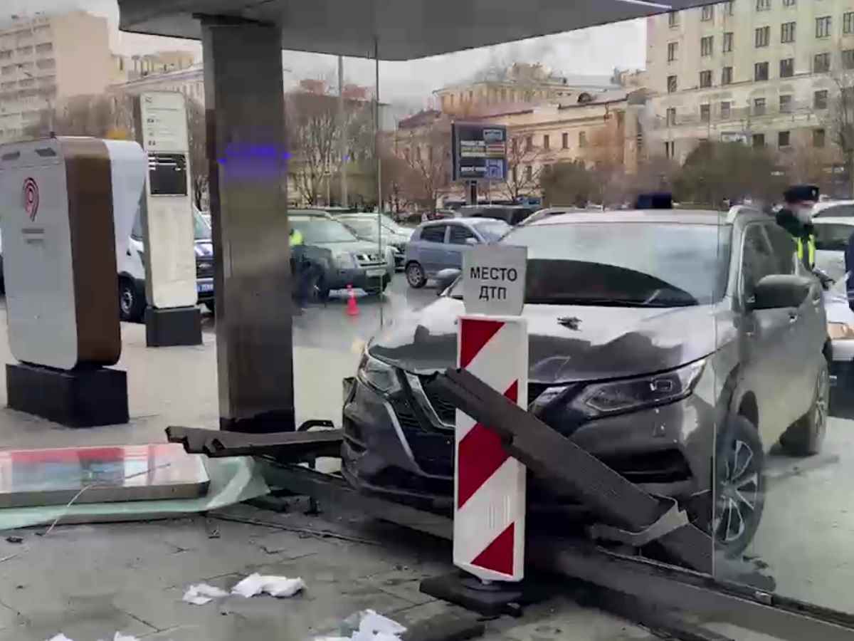 Момент въезда автомобиля в остановку в центре Москвы попал на видео