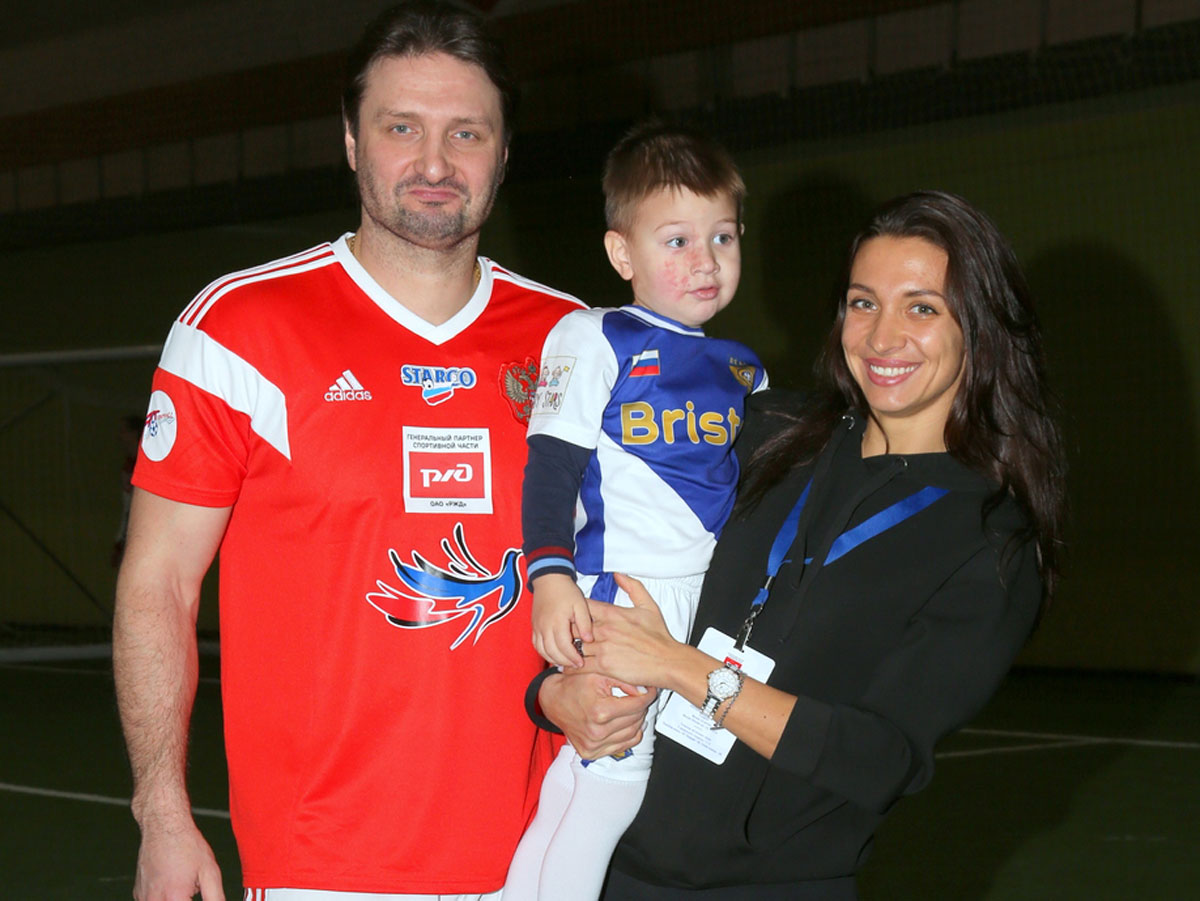 Эдгард Запашный тренирует своего особенного сына игре в футбол