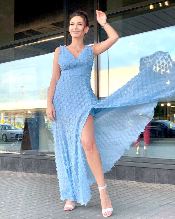 Красавица Инна Жиркова шьет себе платья в собственном ателье